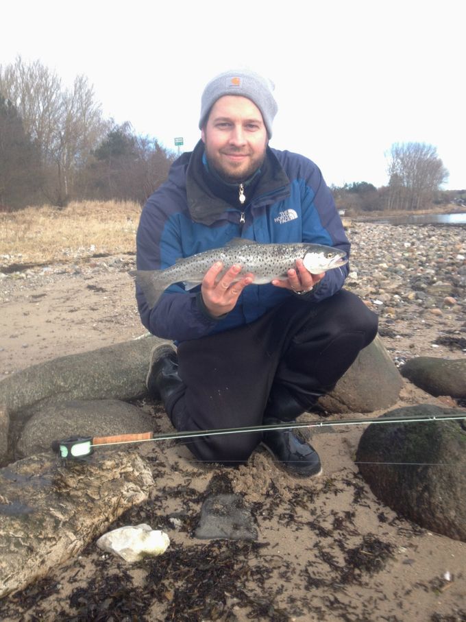 Jesper med sin PR på 48 cm fra vinterferien, hvor jeg guidede ham mht. fluevalg (den sikre vinterflue Polar Magnus) samt udpegede et hotspot.